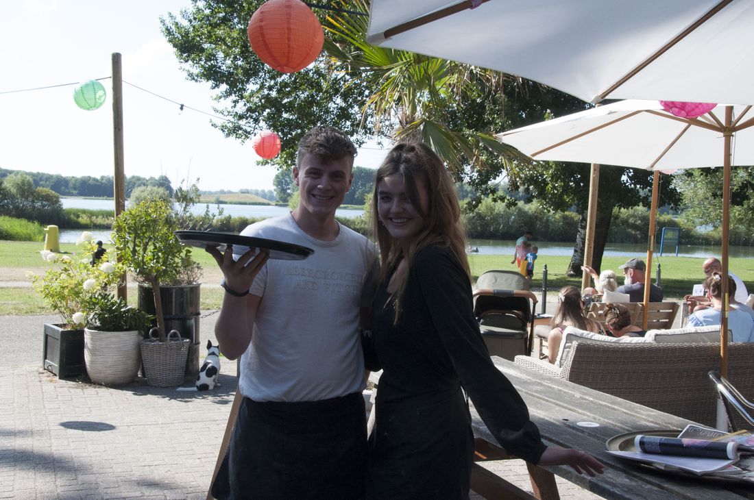 Twee collega's van Lovers & Hunters lachend op het terras