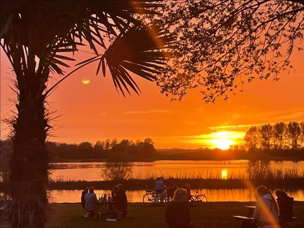 Zonsondergang tussen de palmen bij Lovers & Hunters