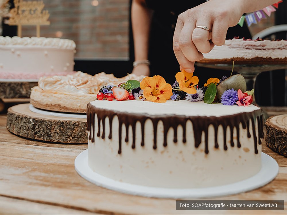 Taarten van SweetLAB met eetbare bloemen, foto door SOAPfotografie