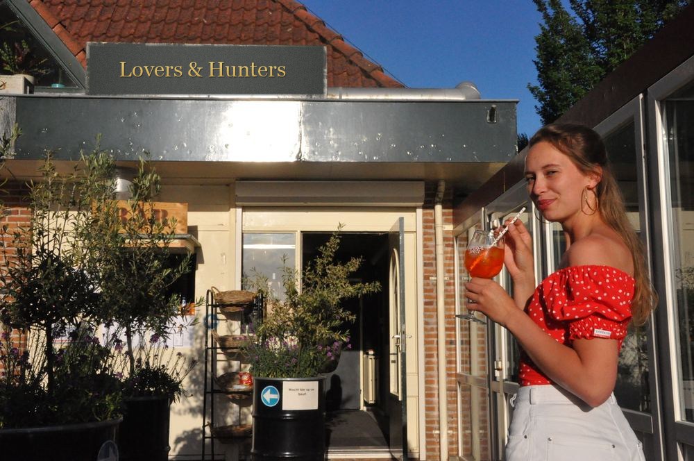 Sheree, eigenaresse van Lovers & Hunters, op het terras